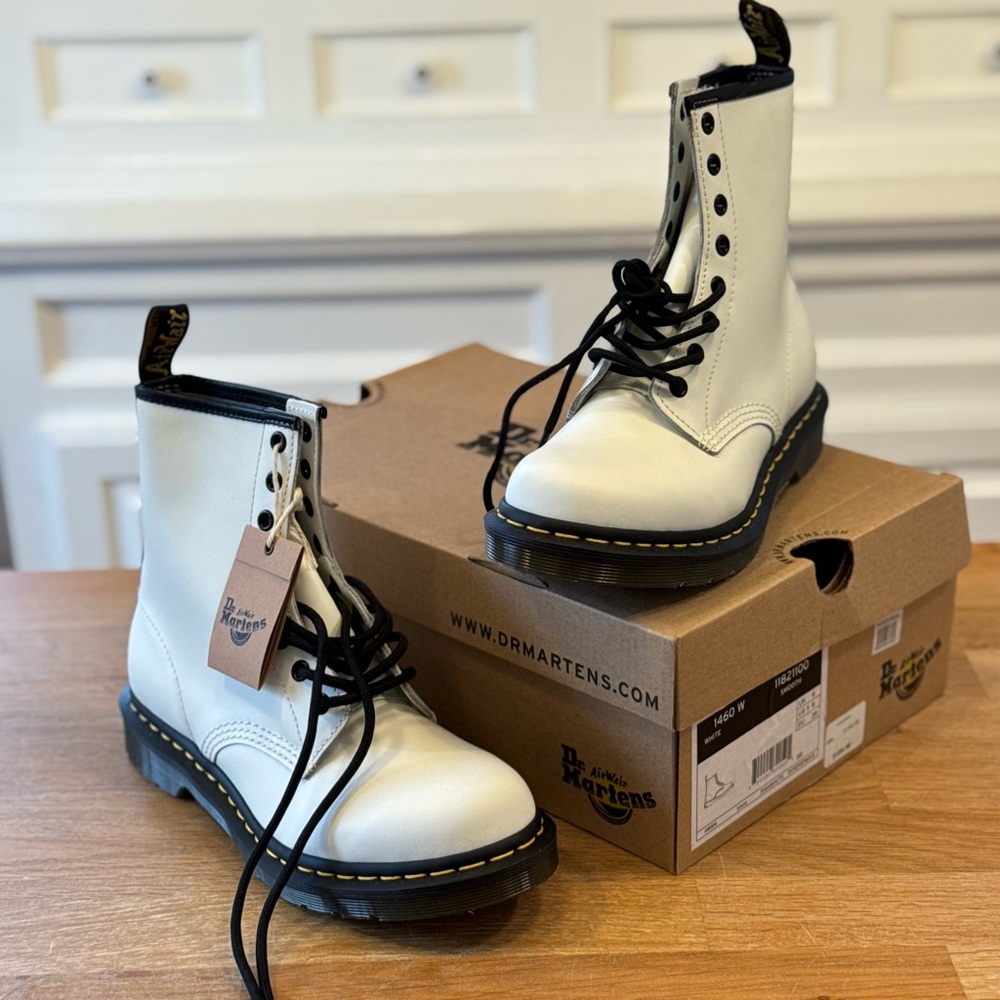 Dr. Martens White Leather 8-Eye Lace-Up Boots - size 8 NIB